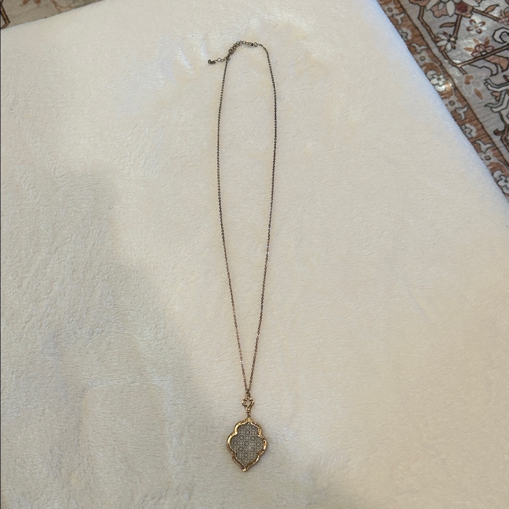 Elegant Gold Pendant Necklace